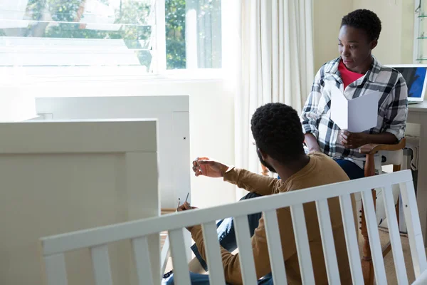 Man die kinderbed met zwangere vrouw — Stockfoto