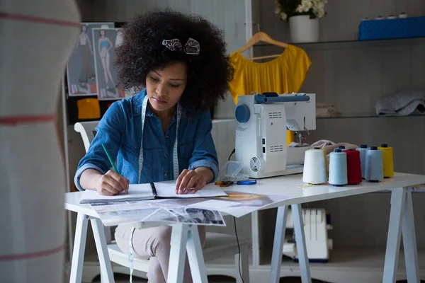 Vrouwelijke modeontwerper werken bij receptie — Stockfoto