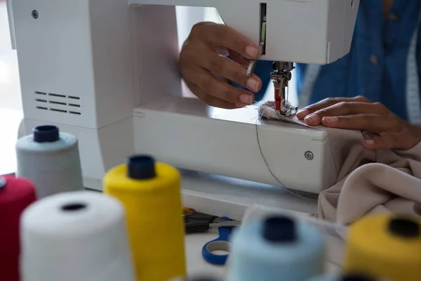 Pano de costura de designer de moda na máquina de costura — Fotografia de Stock