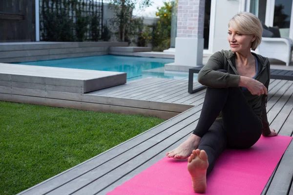 Schöne Frau praktiziert Yoga — Stockfoto