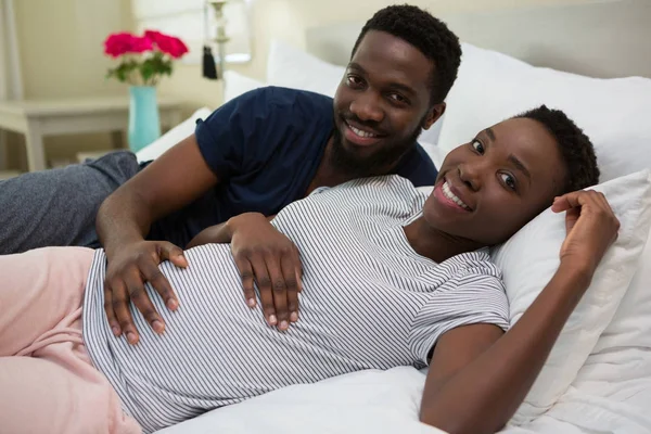 Mann berührt Frau im Schlafzimmer am Bauch — Stockfoto