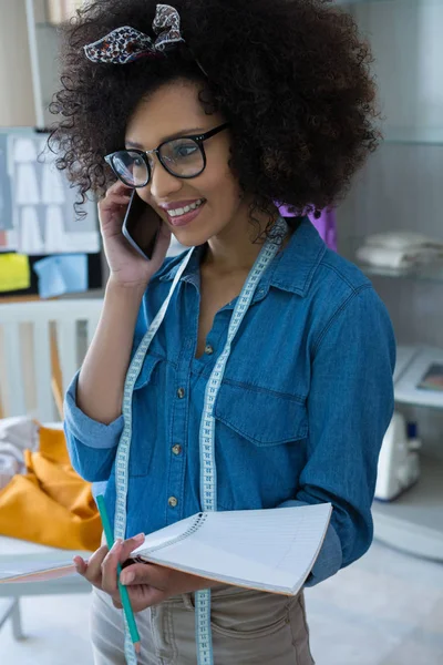 Kvinnliga modedesigner prata telefon — Stockfoto