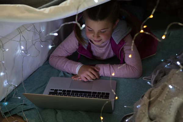 Aranyos lány használ laptop — Stock Fotó