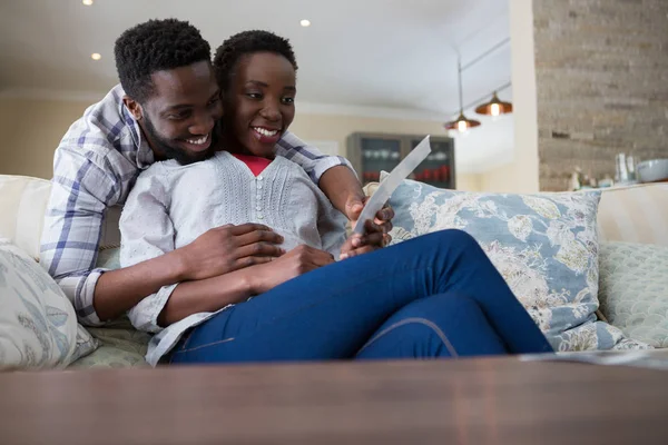 Paar schaut sich Sonografie im Wohnzimmer an — Stockfoto