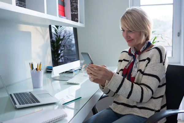 Žena u stolu pomocí mobilního telefonu — Stock fotografie