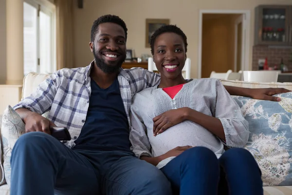 Pareja viendo televisión juntos —  Fotos de Stock