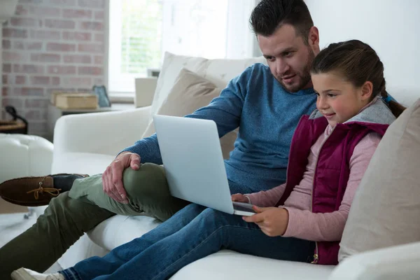 Vader en dochter met laptop — Stockfoto