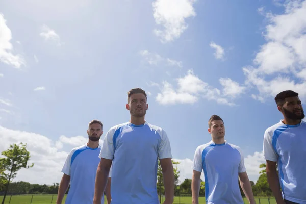 Jogadores de futebol em posição pronta — Fotografia de Stock