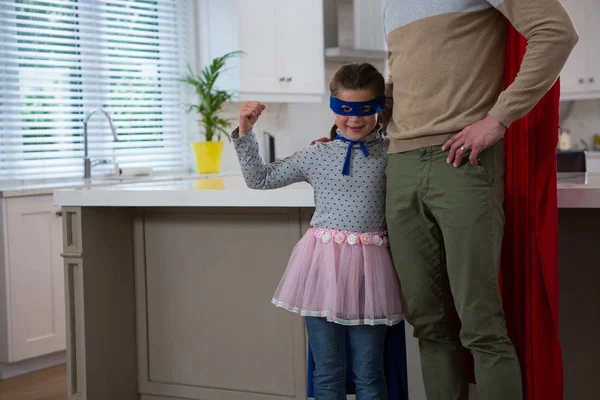 Father and daughter pretending to be superhero — Stock Photo, Image