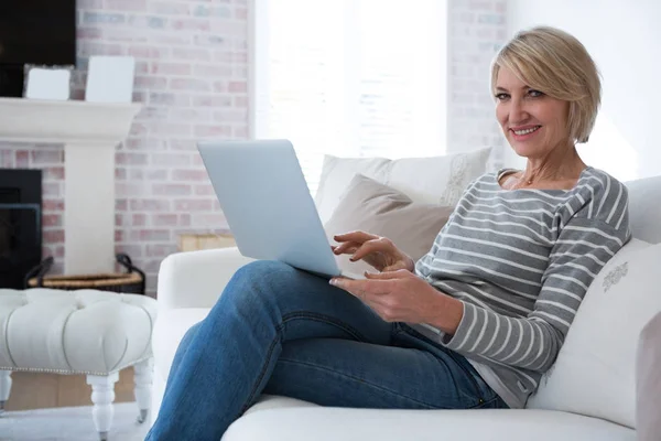 Laptopot használó nő a nappaliban — Stock Fotó