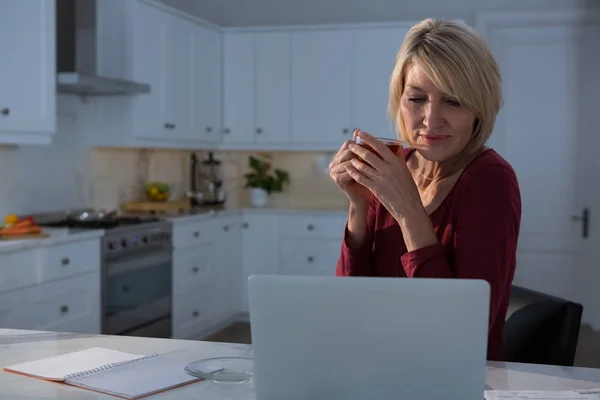 Mujer mirando el ordenador portátil — Foto de Stock