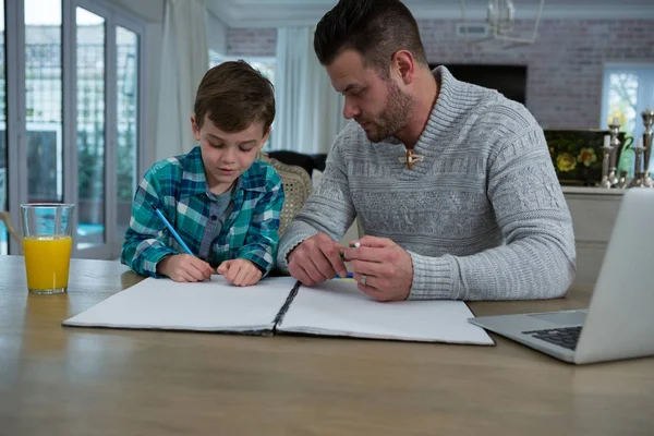 Father assisting son in his studies — Stock Photo, Image