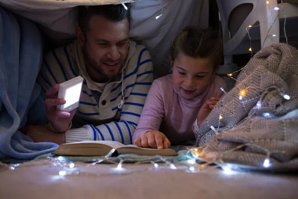 Father and daughter reading book — Stock Photo, Image