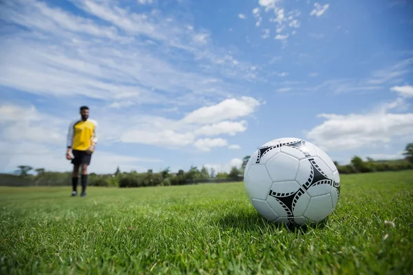 Připraveni kopnout míč fotbalový brankář — Stock fotografie