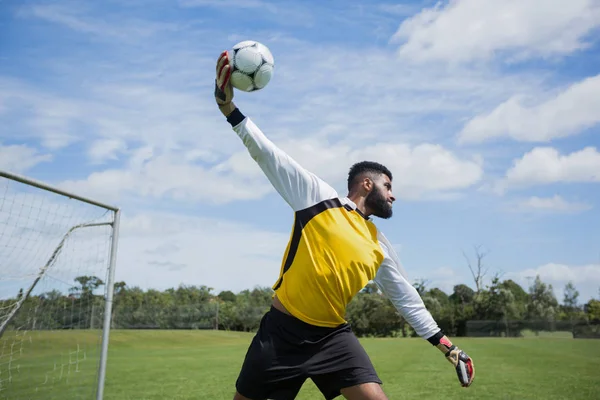 Portero listo para lanzar pelota de fútbol — Foto de Stock