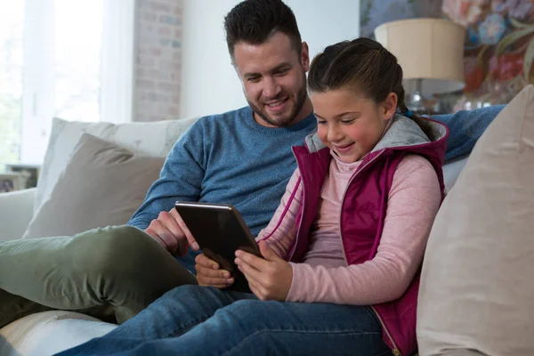 Vader en dochter met behulp van Tablet PC — Stockfoto