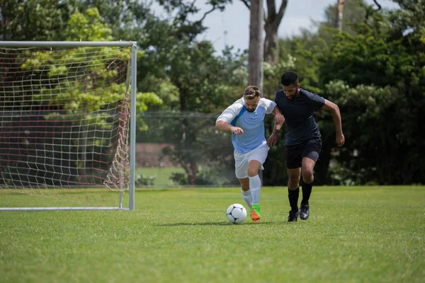 Joueurs de football jouant au football — Photo