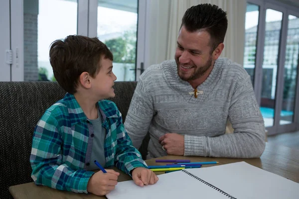 Father assisting son in his studies — Stock Photo, Image