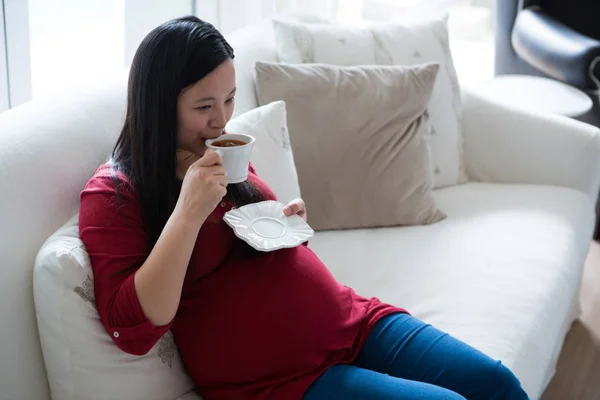 Těhotná žena s kávou — Stock fotografie