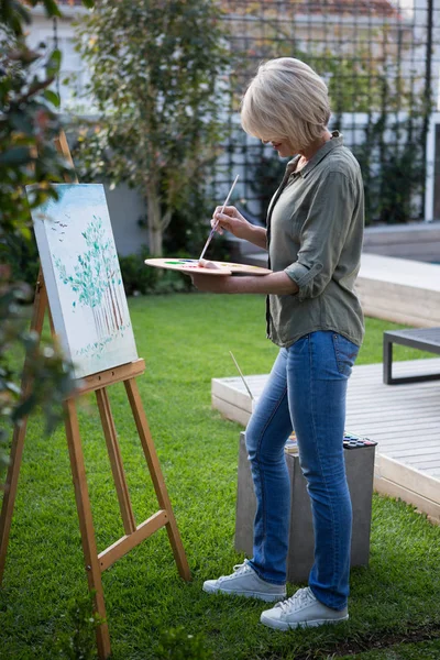 Woman painting on canvas — Stock Photo, Image