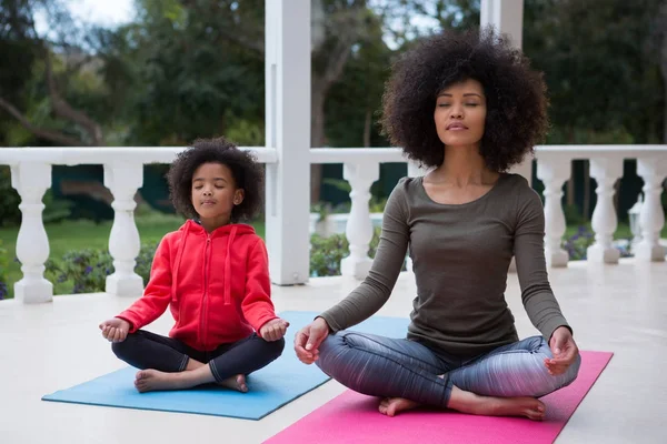 Madre e figlia meditano insieme — Foto Stock