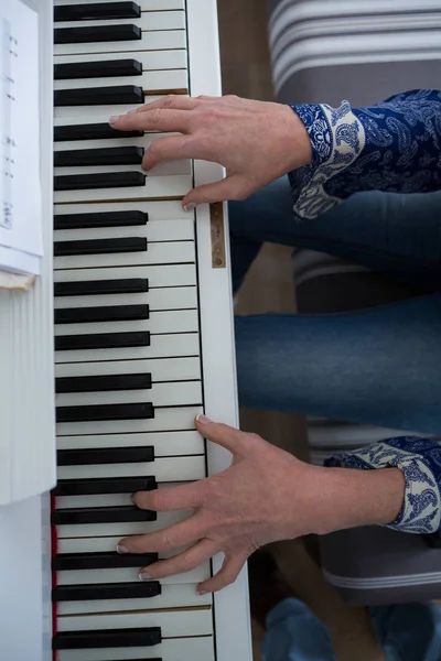 Mujer tocando el piano — Foto de Stock