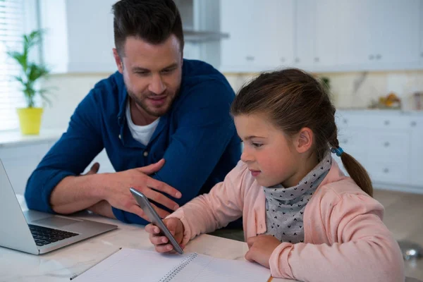 Father and daughter using phone — Stock Photo, Image