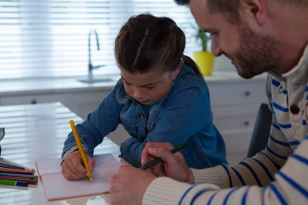 Padre che assiste figlia nei suoi studi — Foto Stock