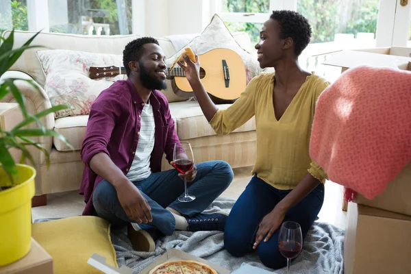 Casal tendo pizza na casa nova — Fotografia de Stock