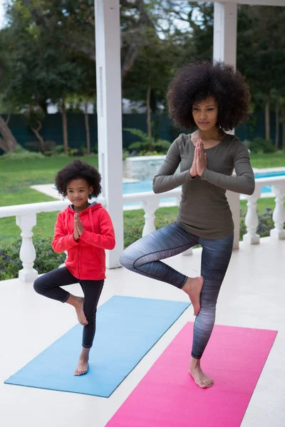 Mor och dotter utför Yoga — Stockfoto