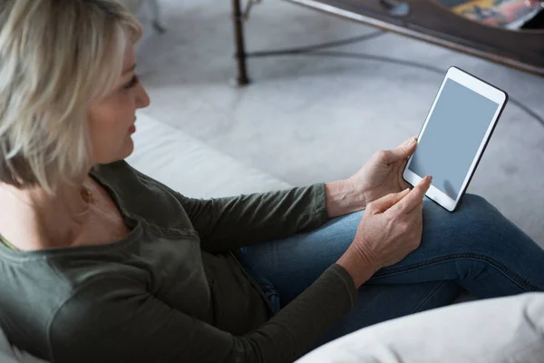 Frau nutzt digitales Tablet im Wohnzimmer — Stockfoto