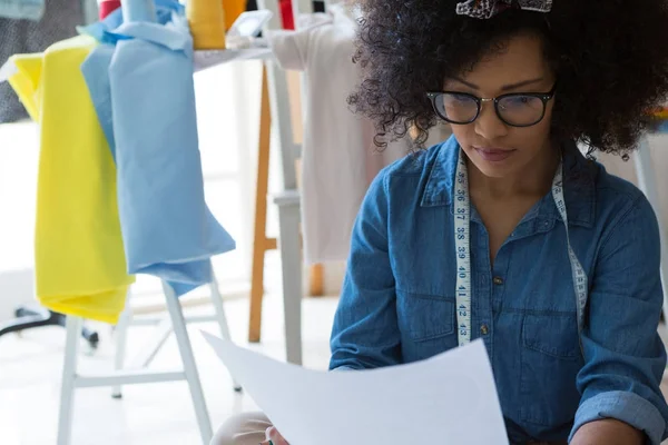 Diseñadora de moda femenina mirando bosquejo —  Fotos de Stock