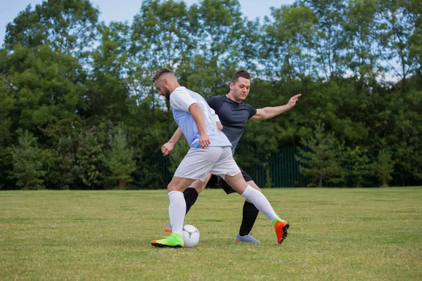 Giocatori di calcio giocare a calcio — Foto Stock