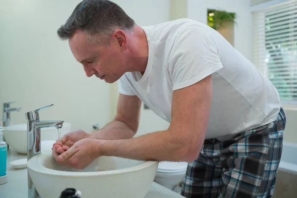 Hombre rociando agua en la cara — Foto de Stock