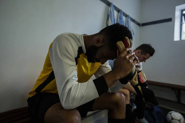 Jugadores de fútbol sentados en el banco —  Fotos de Stock