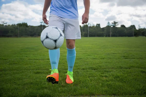 Jugador de fútbol malabares pelota de fútbol — Foto de Stock