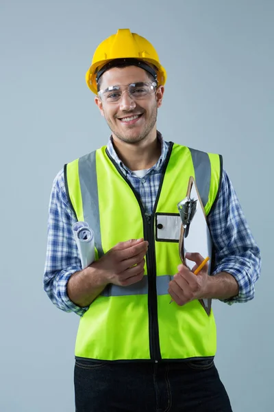 Male architect holding clipboard — Stock Photo, Image