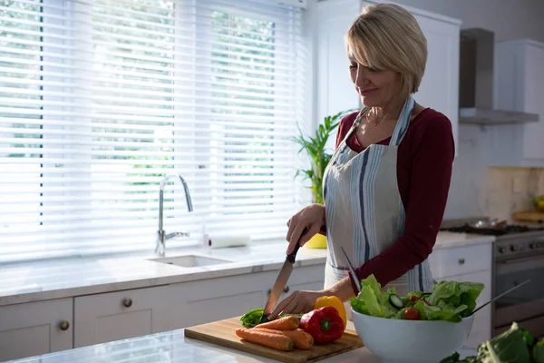 Vrouw hakken groenten — Stockfoto