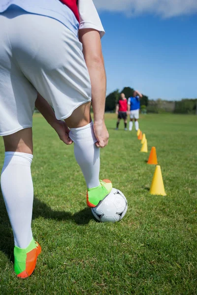 Jugador de fútbol practicando en el suelo — Foto de Stock