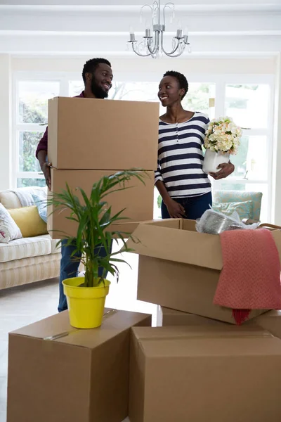 Casal carregando grandes caixas de papelão e vaso — Fotografia de Stock