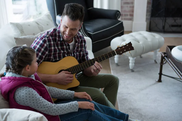Ο πατέρας βοηθά την κόρη του παίζοντας κιθάρα — Φωτογραφία Αρχείου