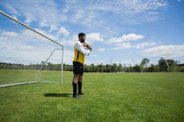 Målvakten innehav fotboll — Stockfoto