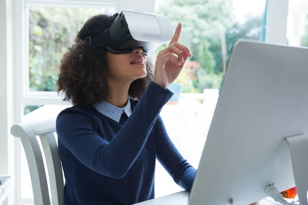 Frau mit Virtual-Reality-Headset — Stockfoto