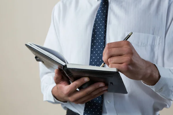 Escritura ejecutiva en diario — Foto de Stock