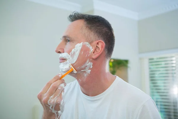 Homem barbear a barba com navalha — Fotografia de Stock