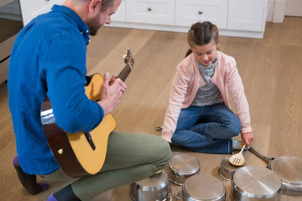 Vater und Tochter genießen in der Küche — Stockfoto