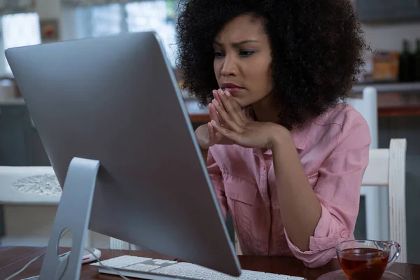 Mulher usando computador em casa — Fotografia de Stock