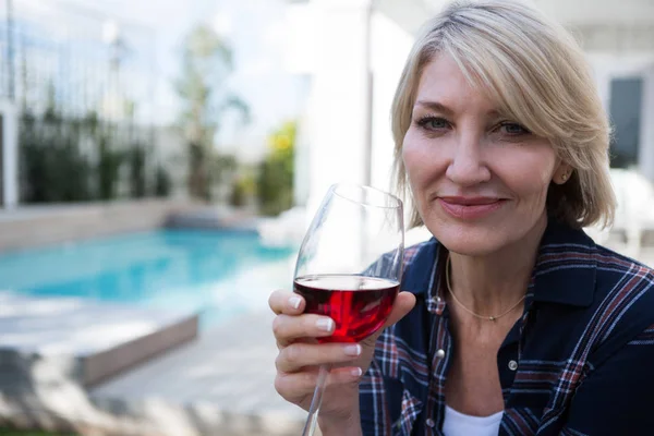 Mujer sosteniendo copa de vino tinto — Foto de Stock