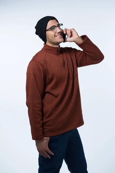 Людина в зимовій тканині розмовляє на мобільному телефоні — стокове фото