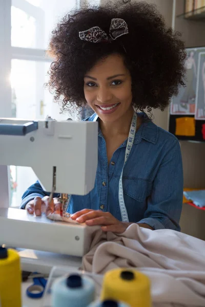 Female fashion designer stitching cloth — Stock Photo, Image